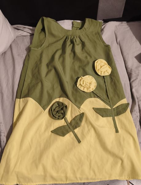 Robe sans manches verte et jaune à fleurs
